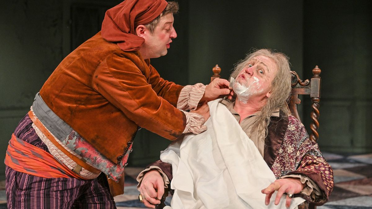 S ostrým jazykem i břitvou. Vtipný Lazebník sevillský opět na divadelních prknech